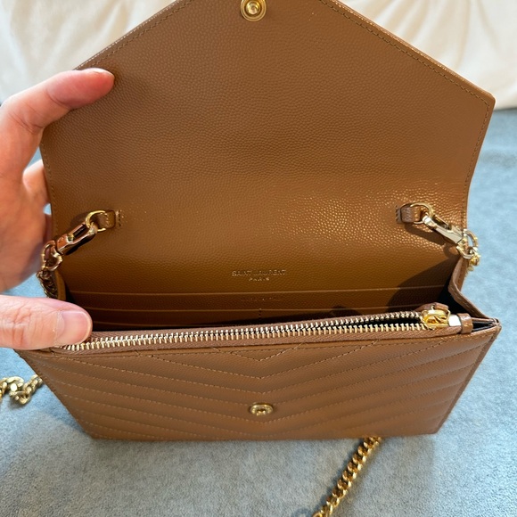 Yves Saint Laurent ENVELOPE CHAIN WALLET IN GRAIN DE POUDRE LEATHER - Picture 11 of 15